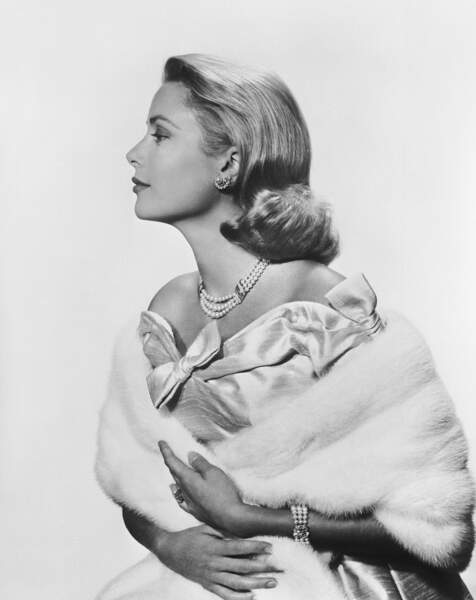 Grace de Monaco en 1956, habillée de la robe Colinette signée Dior, issue de la collection automne-hiver 1956, ligne Aimant.