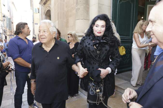 Massimo Gargia et Soraya Kashoggi  sont allés à la messe hommage en mémoire d'Ivana Trump à l'église de Saint-Tropez le 9 août 2022.