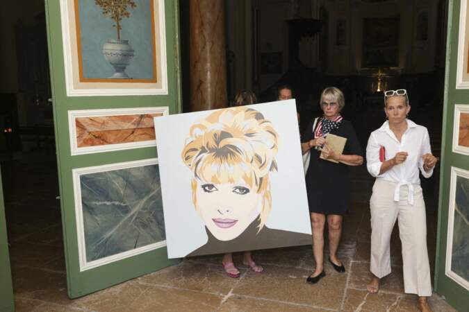 Une illustration était présente dans l'église de Saint-Tropez le 9 août 2022 lors de la messe hommage en mémoire d'Ivana Trump, décédée le 14 juillet 2022.