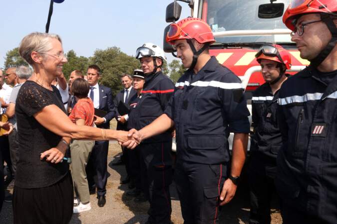 Élisabeth Borne salue le travail des pompiers luttant contre les incendies en Gironde, le 11 août 2022