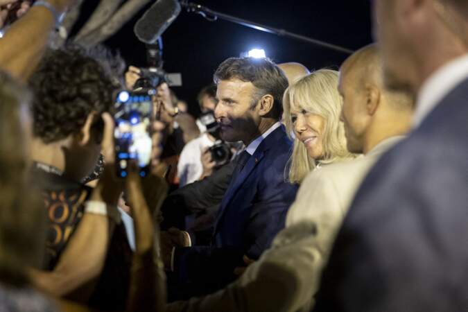 Emmanuel Macron et son épouse Brigitte en plein bain de foule à Bormes-les-Mimosas, le 19 août 2022