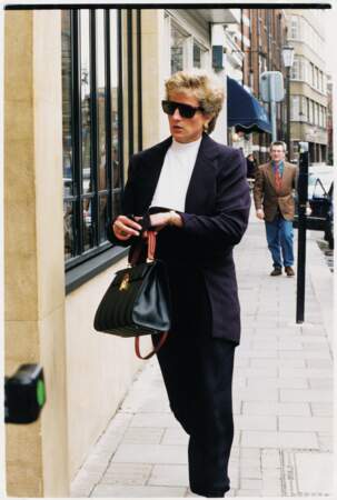 1994 - "“Les gens pensent qu'à la fin de la journée, un homme est la seule réponse. Mais en fait, un travail épanouissant est mieux pour moi.” Dans les années 1990, après avoir été séparée de la famille royale, Diana commence la partie la plus sérieuse de sa vie et rencontre du monde lors de déjeuners professionnels." explique Eloise Moran