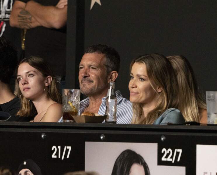 Antonio Banderas, sa fille Stella et sa nouvelle compagne subjugués par le concert de Luis Fonsi le 22 août 2022