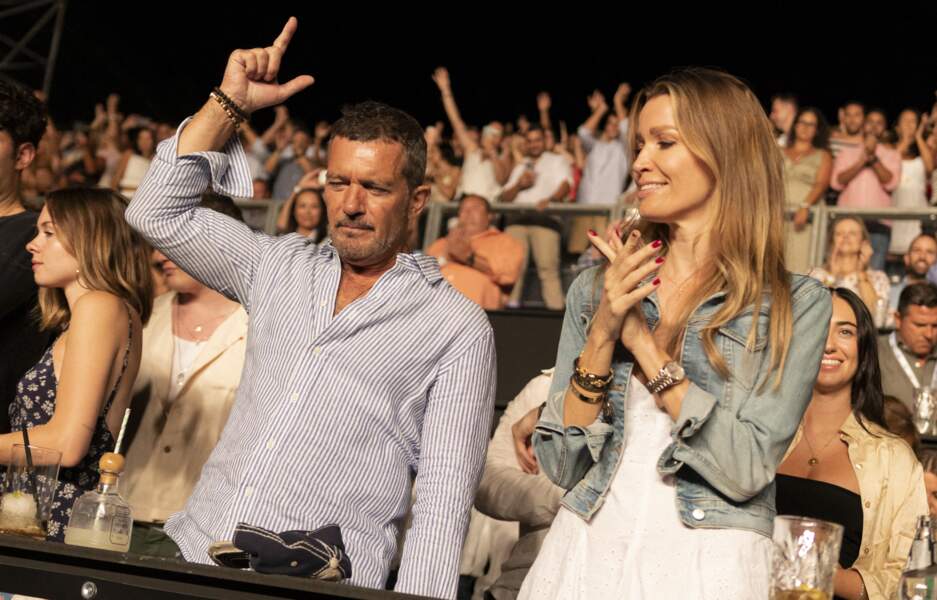 Antonio Banderas radieux aux côtés des femmes de sa vie, lors du concert de Luis Fonsi le 22 août 2022