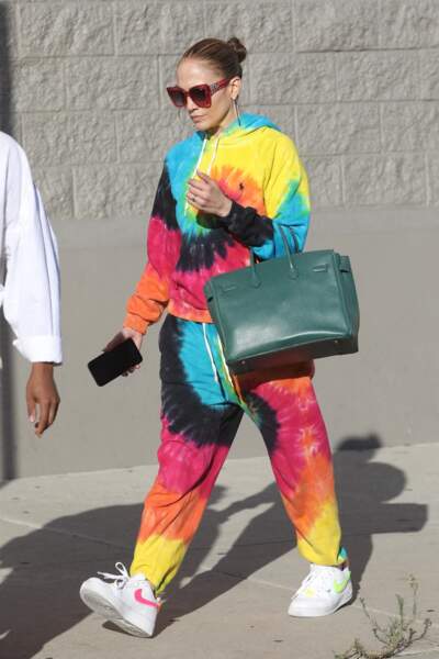 Jennifer Lopez et son ensemble de survêtement tie and dye à Los Angeles, le 8 août 2022. 