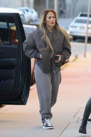 Jennifer Lopez opte pour un jogging large à Los Angeles, le 27 janvier 2022. 