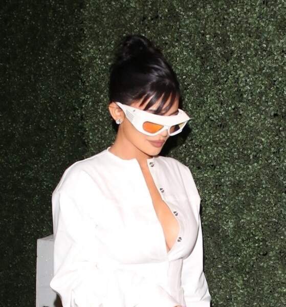 Kylie Jenner conjugue sa frange à un chignon haut pour le lancement de sa gamme de produits, le 24 août 2022. 