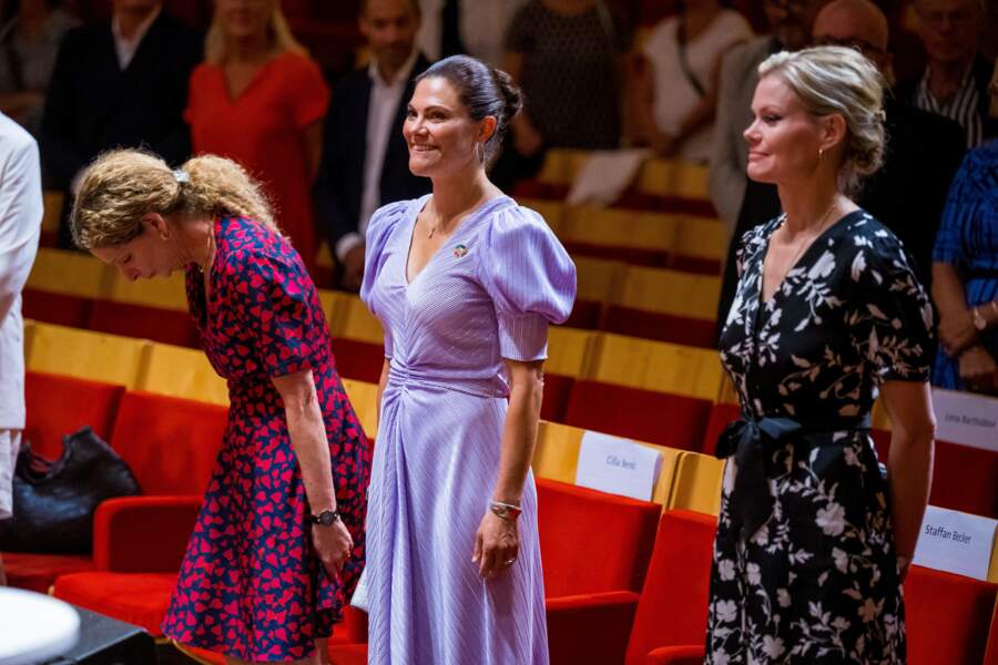 La princesse Victoria de Suède,  aux côtés de la journaliste Cecilia Benkö, dans la salle de concert du festival de la mer Baltique à Stockholm (Suède) le 25 août 2022.