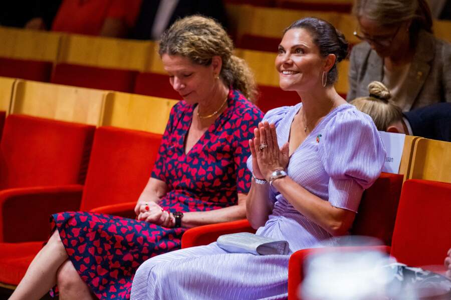 La princesse Victoria de Suède, aux côtés de la journaliste Cecilia Benkö, ravie d'être au festival de la mer Baltique à Stockholm (Suède) le 25 août 2022