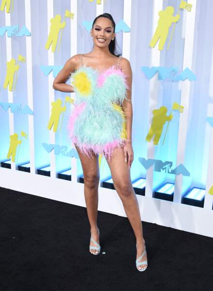 Brooklyn Nikole porte une robe courte à plume très colorée aux Video Music Awards 2022.