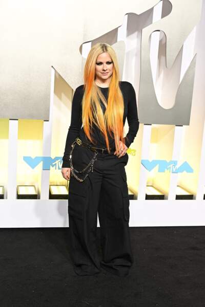 Avril Lavigne en total look noir aux Video Music Awards 2022. 