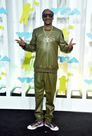 Snoop Dogg porte un ensemble sportswear en cuir kaki aux Video Music Awards 2022. 