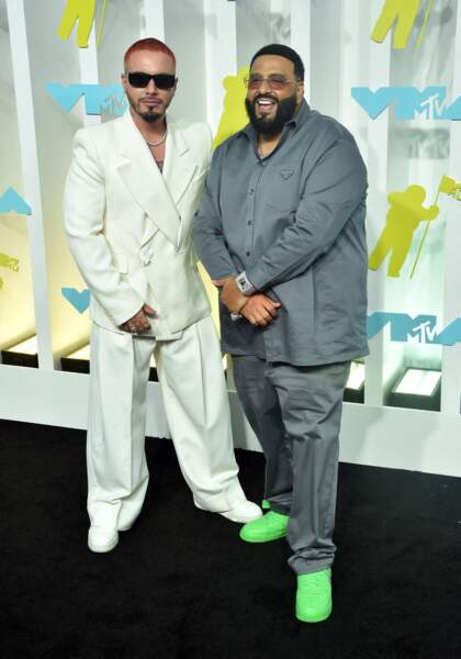 J Balvin et DJ Khaled posent sur le catwalk des Video Music Awards, le 28 août 2022. J Balvin choisit un ensemble de costume blanc signé Louis Vuitton automne/hiver 2022. 