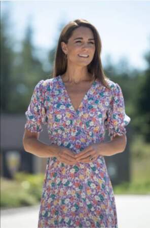 Kate Middleton est divine dans sa robe à fleurs dans les mêmes tons pour visiter un hôpital à Norwich, le 27 juin 2020.