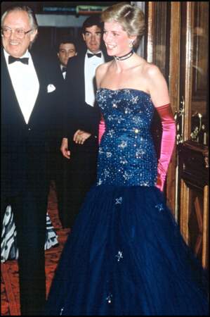 Lady Diana dans une robe de soirée bustier pour se rendre à l'opéra, le 10 octobre 1986