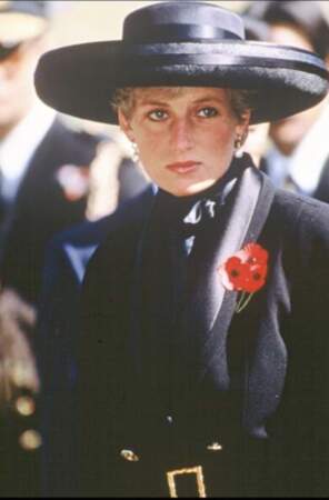 La princesse Diana avec un large chapeau noir lors du Remembrance Day 