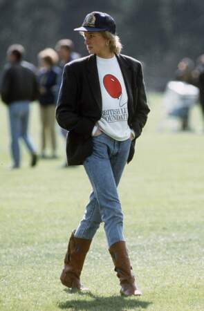 Lady Diana en veste blazer, sweat et santiags pour assister à un match de polo, le 2 mai 1988