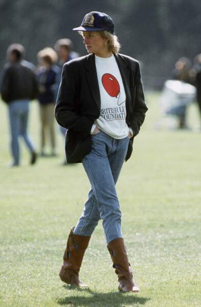 Lady Diana en veste blazer, sweat et santiags pour assister à un match de polo, le 2 mai 1988