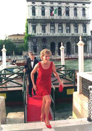 Lady Diana dans une robe courte rouge à Venise, le 8 juin 1995