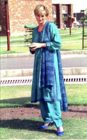La princesse Diana et sa kurta vert turquoise à Lahore en 1997.