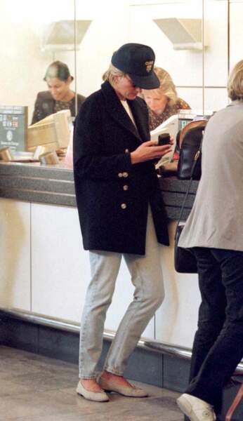 Lady Diana en blazer oversize et jean mom à l'aéroport de Londres, le 6 mai 1996
