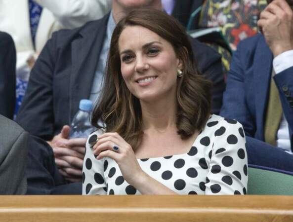 Kate Middleton assiste au tournois de tennis de Wimbledon à Londres, le 3 juillet 2017. Pour l'occasion, elle porte une robe blanche à gros pois noirs Dolce & Gabbana. 