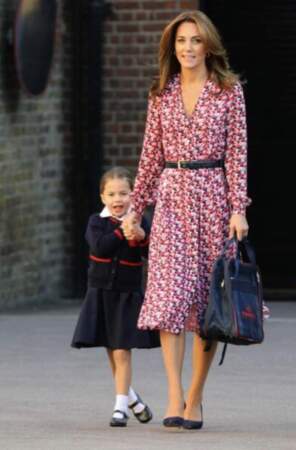 Kate Middleton se glisse dans une robe fleurie Michael Kors, le 5 septembre 2019.
