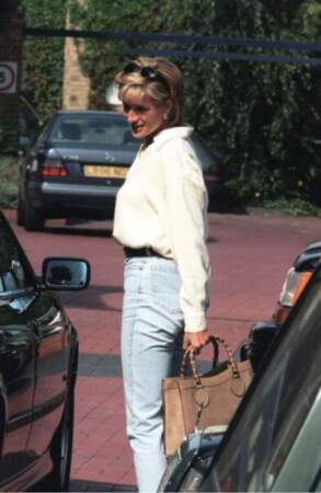 La maman du prince Harry, Lady Di, portait déjà des jeans en 1996 et c'était plutôt mal vu pour une princesse à cette époque.