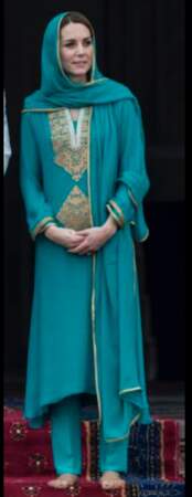 Kate Middleton se voile d'une "kurta ", la tenue traditionnelle à la mosquée de Lahore, au Pakistan, le 17 octobre 2019.