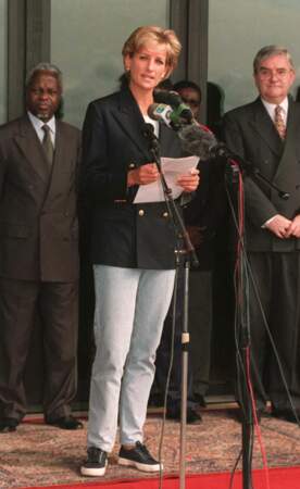 Lady Diana en jean et veste blazer en Angola, le 18 janvier 1997