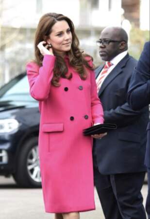 Kate Middleton dans un manteau rose fuchsia Mulberry à Londres le 27 mars 2015.