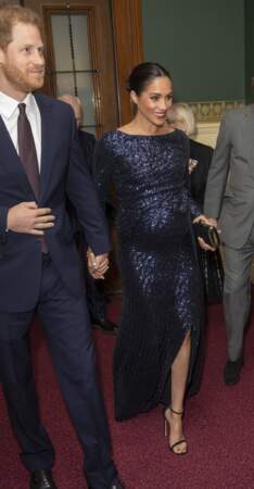 Meghan Markle, alors enceinte d'Archie, brille de mille feux avec une longue robe bleu marine à sequins signée Roland Mouret, le 16 janvier 2019 (d'une valeur de 6.325 euros). 