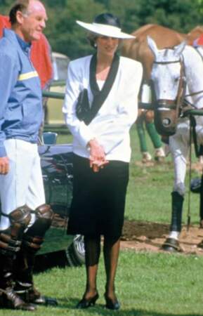 Blanc et noir... la princesse Diana misait sur un look bicolore lors d'une rencontre de polo en 1985.