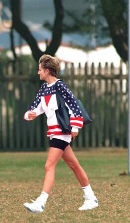 Lady Diana sur un terrain de rugby en short et sweat, le 7 juillet 1995