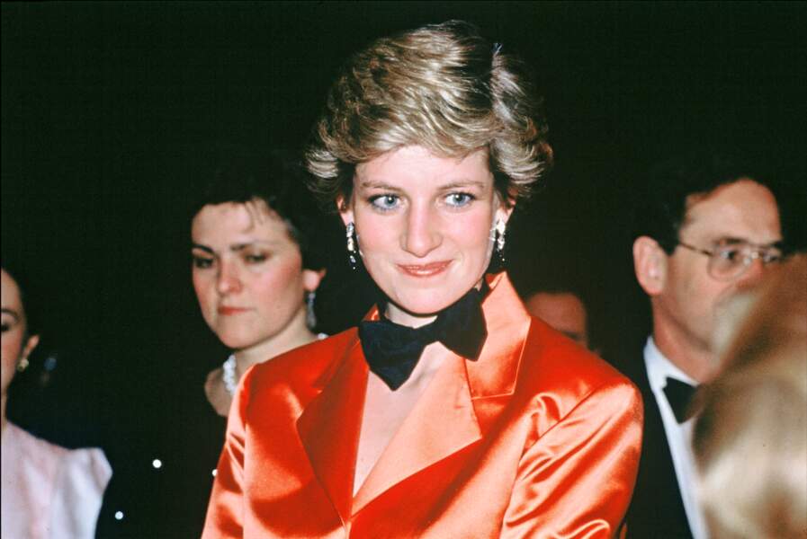 Lady Diana a osé la veste smoking et le nœud papillon lors d'un dîner, le 11 février 1987