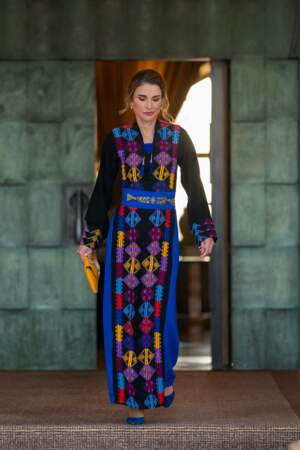 Rania de Jordanie et sa tenue traditionnelle multicolore, le 26 avril 2022. 
