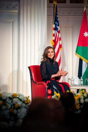 Rania de Jordanie enfile une longue robe noire, grise et rouge de la créatrice saoudienne basée à Dubaï, Daneh Buahmad à New York, le 9 mai 2022.