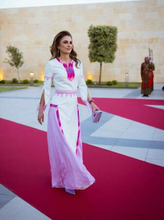 Rania de Jordanie en tenue traditionnelle et robe longue.