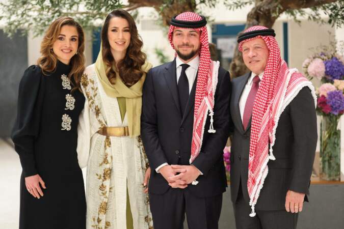 Aux côtés de la famille royale de Jordanie, Rania de Jordanie se glisse dans une tenue noire traditionnelle pour les fiançailles de son fils, le 17 août 2022. 