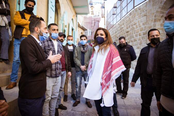 Rania de Jordanie en tenue traditionnelle pour visiter la ville d'Al Salt, au nord-ouest d'Amman, le 10 janvier 2022.  