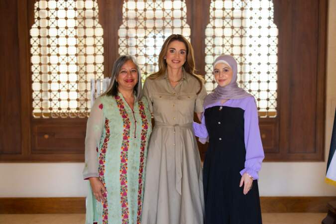 La reine Rania de Jordanie craque pour une robe gabardine de la marque Celine qu'elle conjugue à de hauts escarpins tissées Dior, le 30 août 2022. 100% french look !