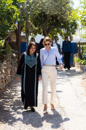 Rania de Jordanie visite l'association "Ajlun Ladies Charity" en Jordanie avec une chemise bleue et un pantalon beige, le 18 mai 2022. 
