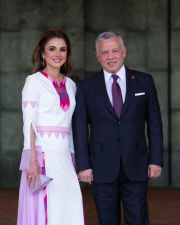 Rania de Jordanie et son époux le roi Abdallah II de Jordanie célèbrent le 76ème  anniversaire de la fête de l'indépendance du pays, le 25 mai 2022. Pour cette occasion spéciale, la reine Rania enfile à nouveau une tenue traditionnelle blanche et rose. 