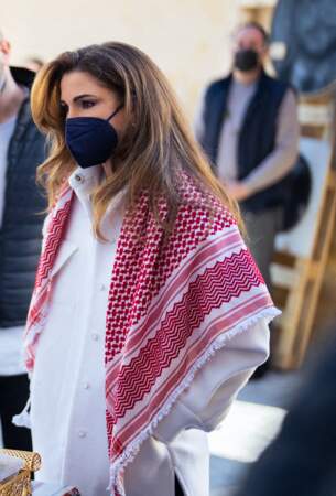 Avec son brushing souple, la reine Rania de Jordanie reste élégante en tenue traditionnelle. 