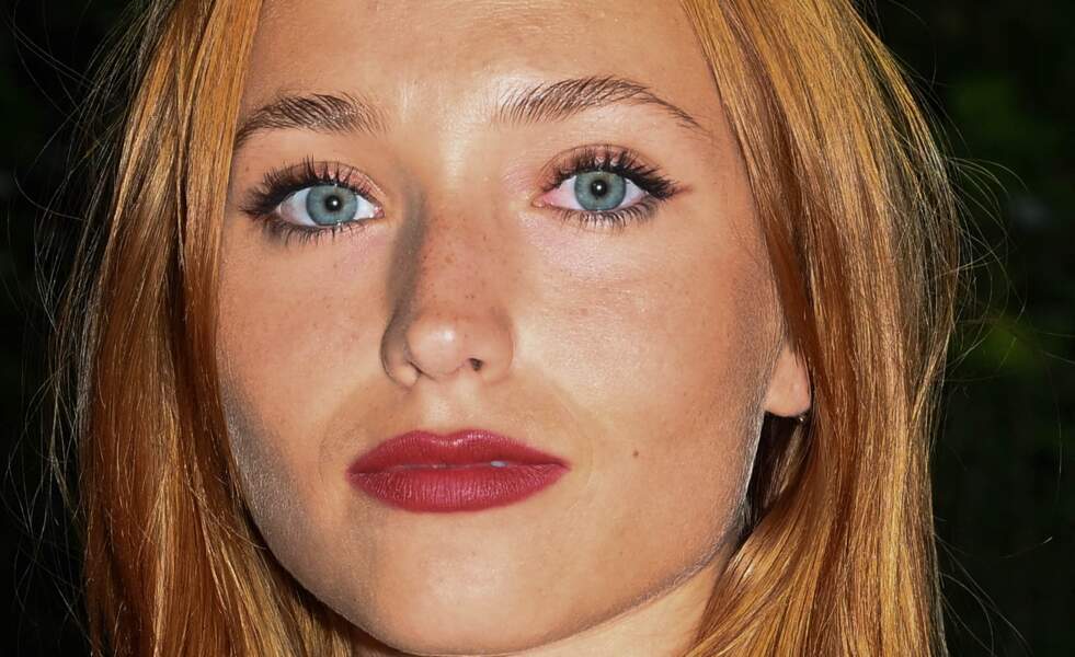 Chloé Jouannet : un trait de liner noir, une bouche rouge et des cheveux roux vénitiens