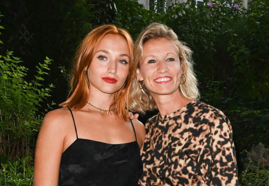 Chloé Jouannet presque rousse prend la pose avec sa mère Alexandra Lamy, toujours aussi blonde, à Paris le 1er septembre 2022.