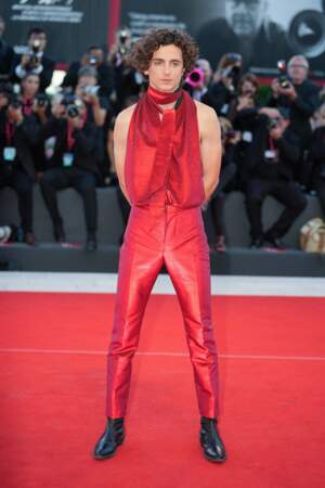 Timothée Chalamet a une nouvelle fois surpris niveau mode avec sa tenue dos nu à la projection de son film "Bones And All" lors de la Mostra de Venise le 2 septembre.