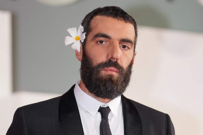 Romain Gavras a fait sensation avec sa fleur dans les cheveux à la projection du film "Athena" lors de la Mostra de Venise le 2 septembre.