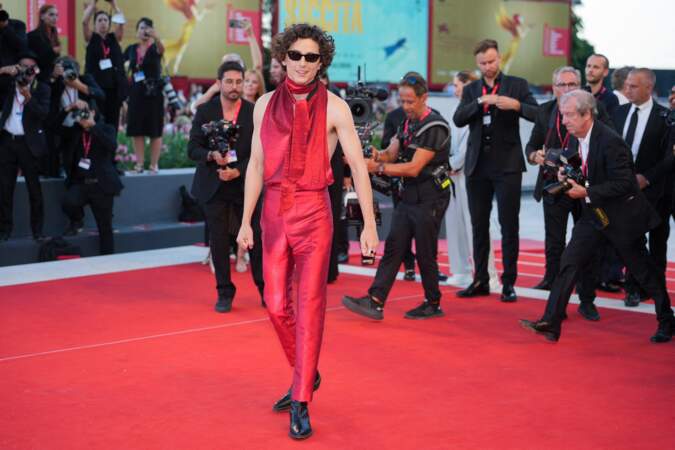 Timothée Chalamet renversant dans dans sa tenue rouge carmin à dos nu à la projection de son film "Bones And All" à la Mostra de Venise le 2 septembre.