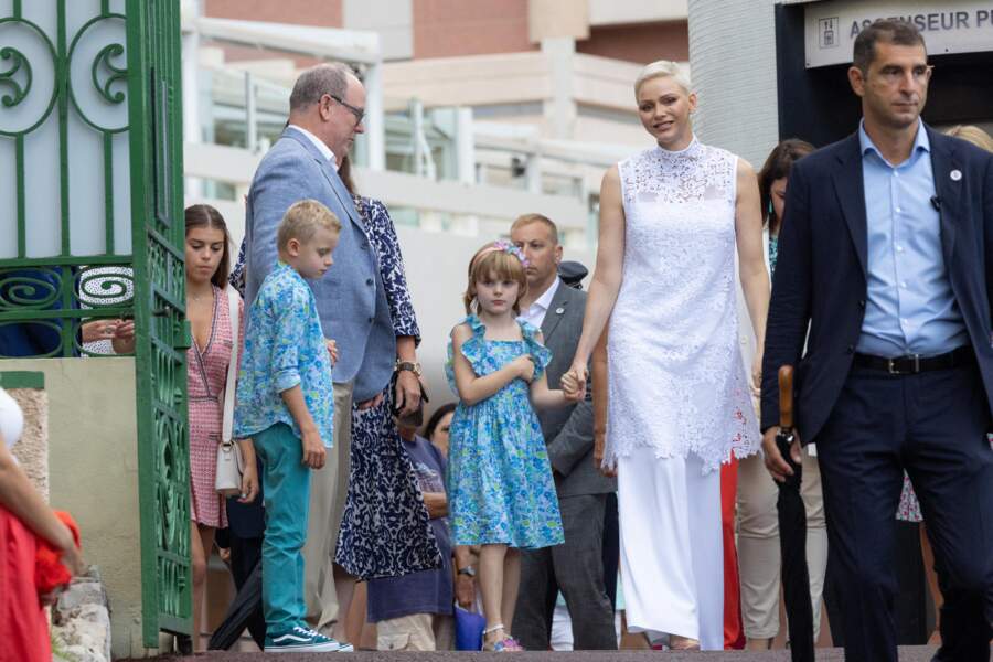 La princesse Charlene de Monaco, le prince Albert II de Monaco, le prince Jacques de Monaco, marquis des Baux, la princesse Gabriella de Monaco, comtesse de Carladès, le maire de Monaco Georges Marsan, Mélanie De Massy lors du traditionnel Pique-nique "U Cavagnetu" des monégasques au parc princesse Antoinette à Monaco le 3 septembre 2022.